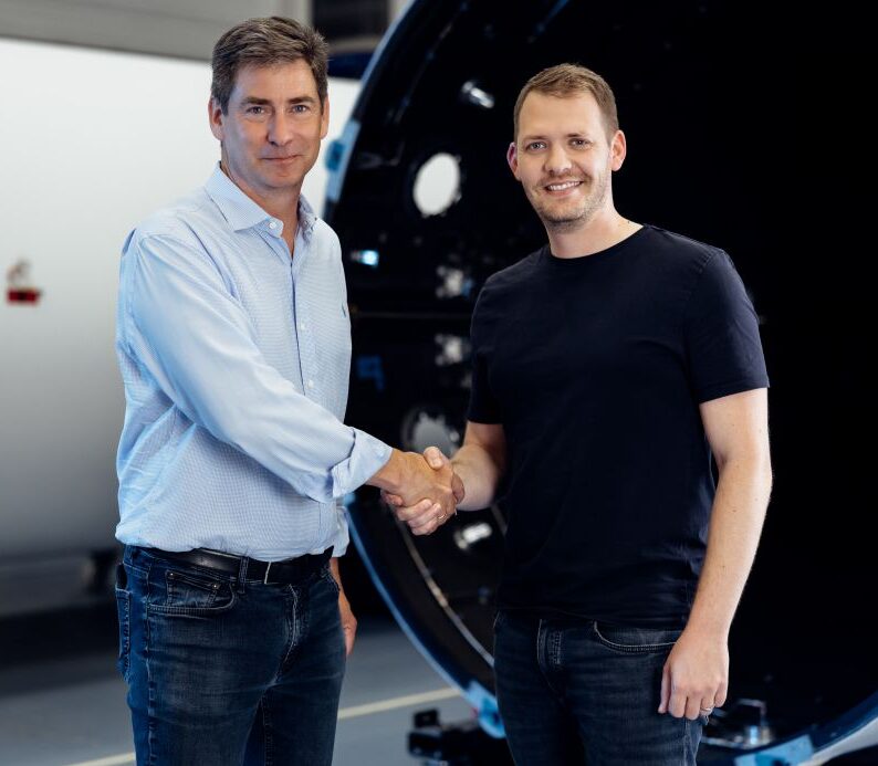 R-Space CEO Carsten Scharlemann and Isar Aerospace CEO Daniel Metzler handshake